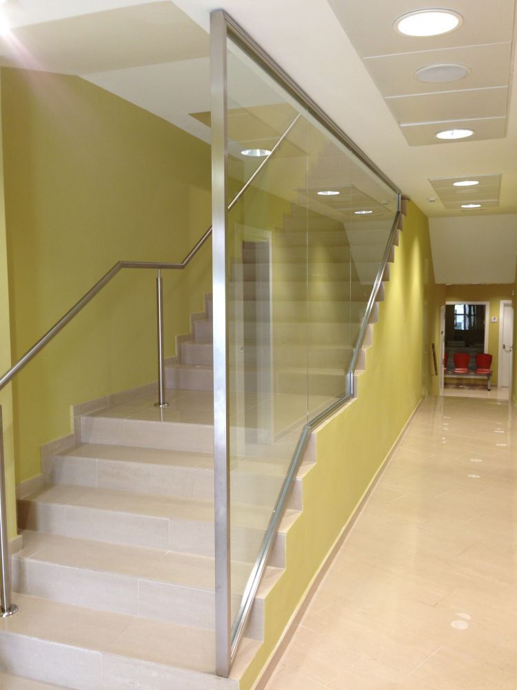 Escalera con barandilla de aluminio