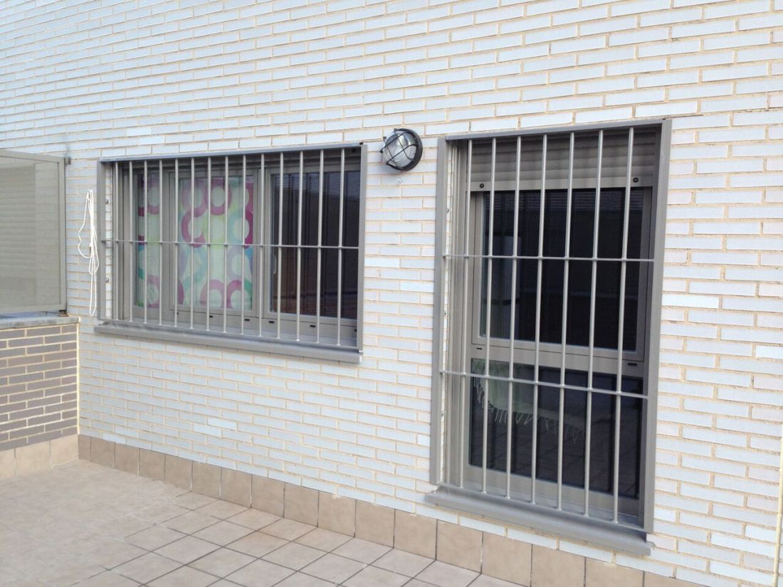 Puerta y ventana enrejadas