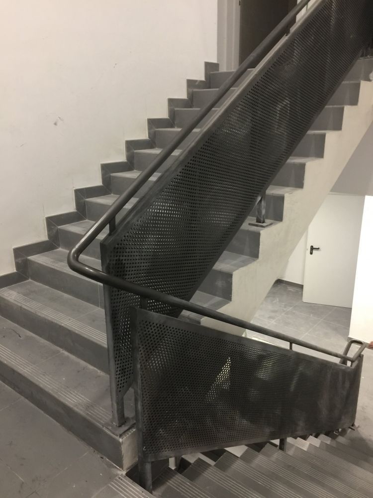 Escalera con barandilla de hierro