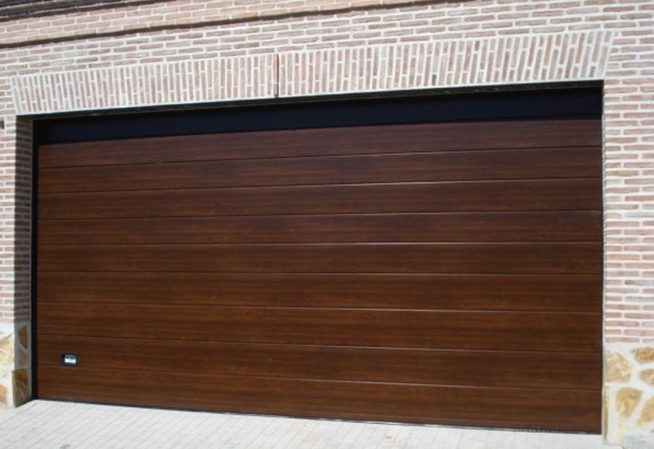 Puerta de garaje de madera