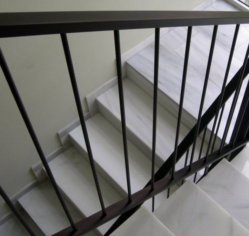 Escalera con barandilla de hierro