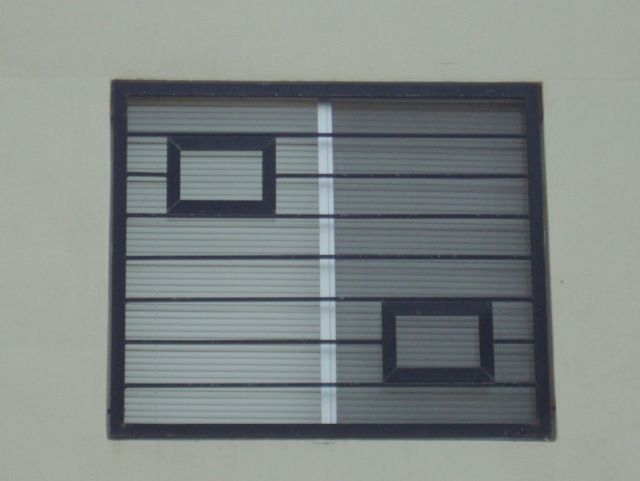 Ventana con rejas