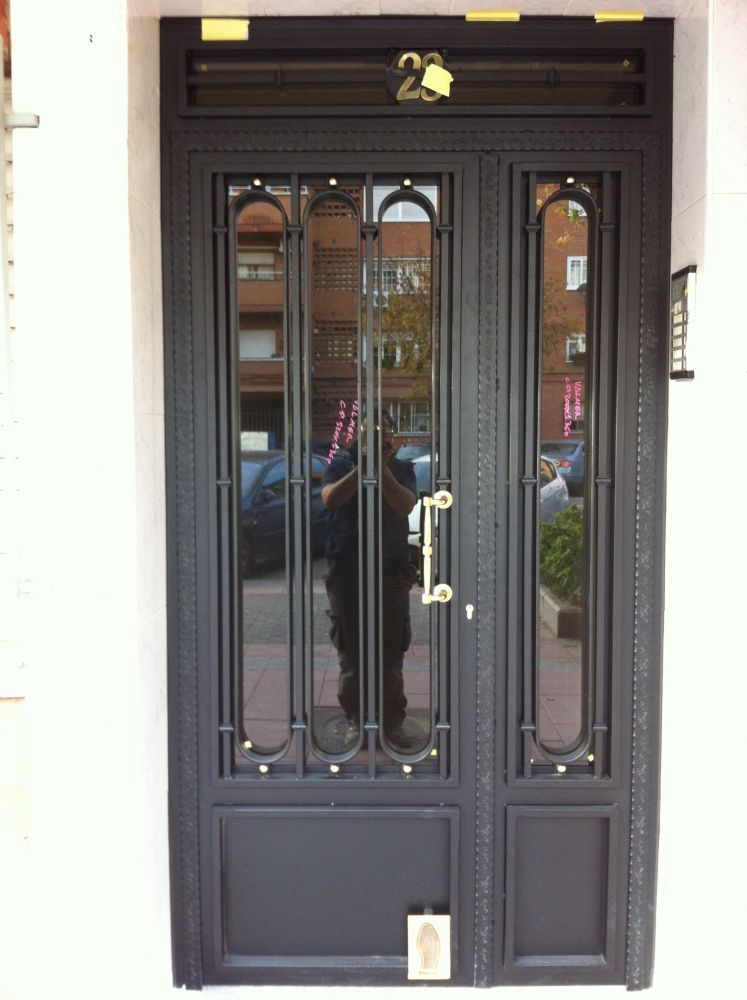 Puerta de metal y vidrio