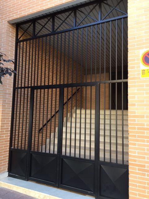 Entrada a portal cerrada con verja metálica