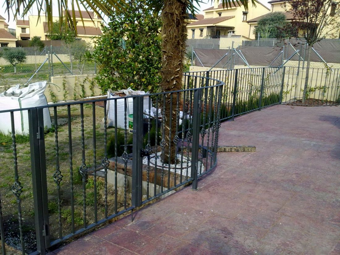 Barandilla de hierro junto a camino exterior