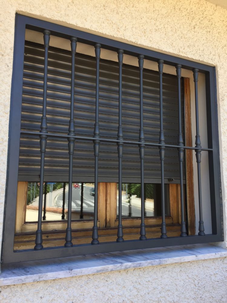 Puerta exterior con reja