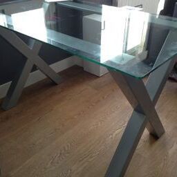 Mesa de vidrio y acero
