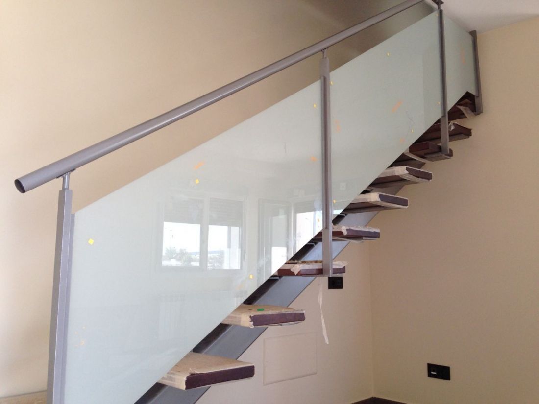 Escalera con barandilla de aluminio y vidrio