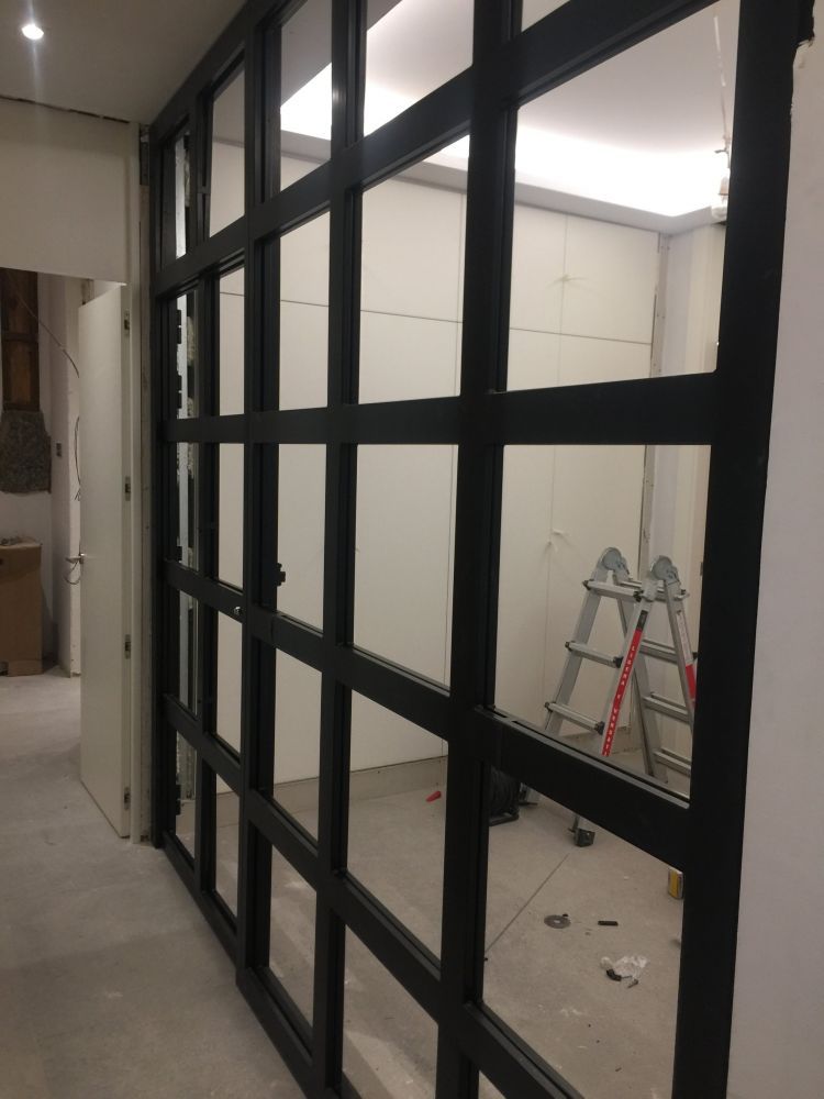 Ventana de vidrio y metal