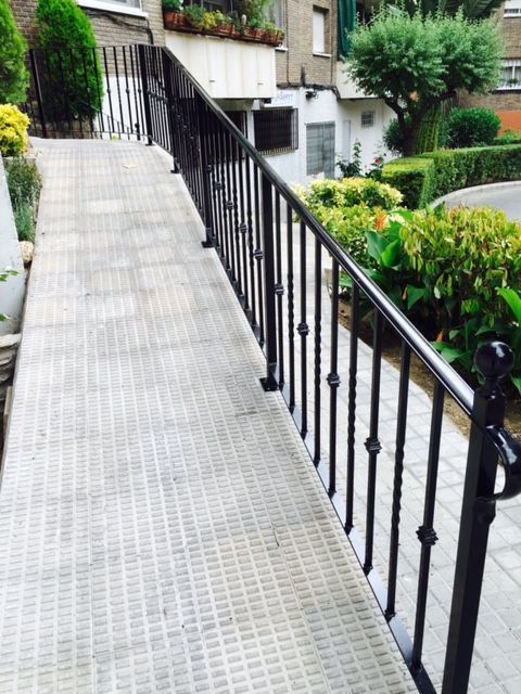 Barandilla de hierro junto a camino exterior