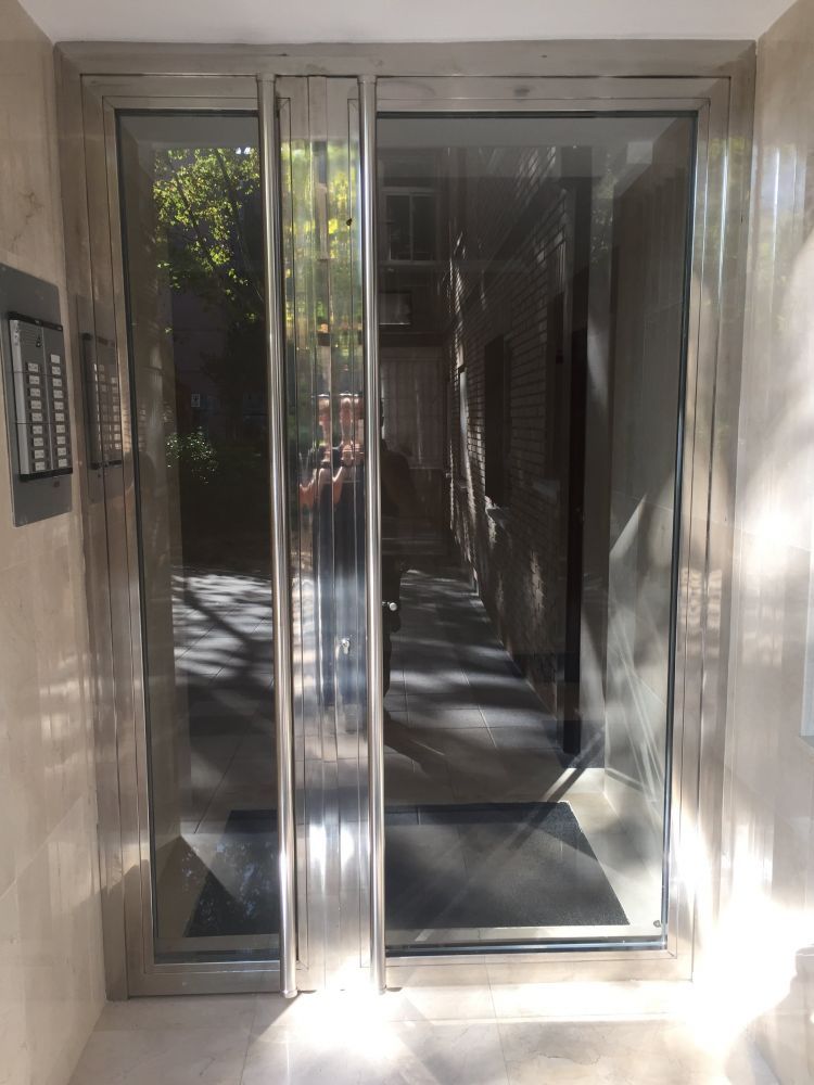 Acceso a portal de aluminio y cristal