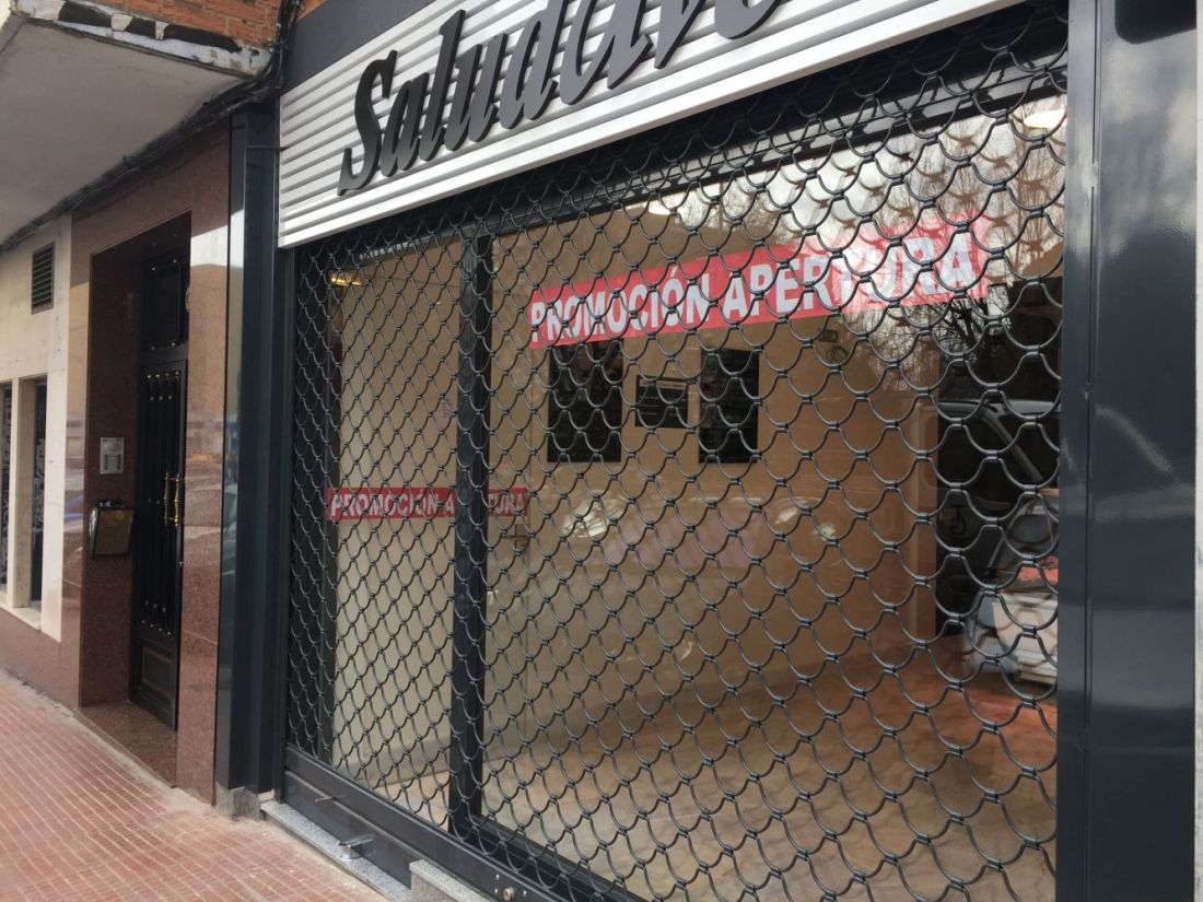 Escaparate con cierre metálico