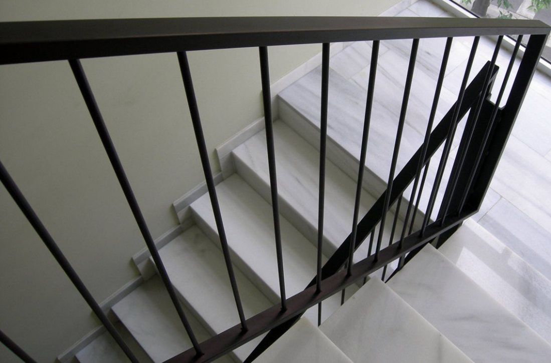 Escalera con barandilla de hierro