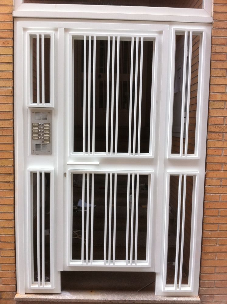 Puerta de aluminio blanco y cristal