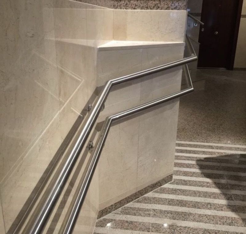 Barandilla de metal junto a escalera