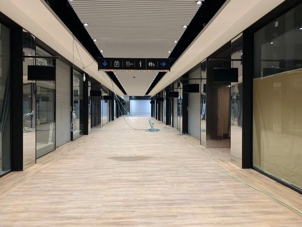 Pasillo con locales comerciales
