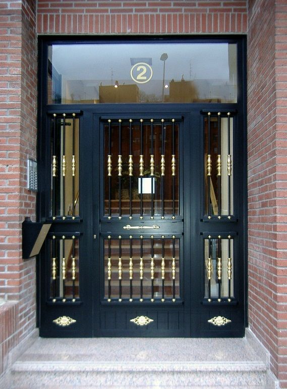 Portal de metal y vidrio