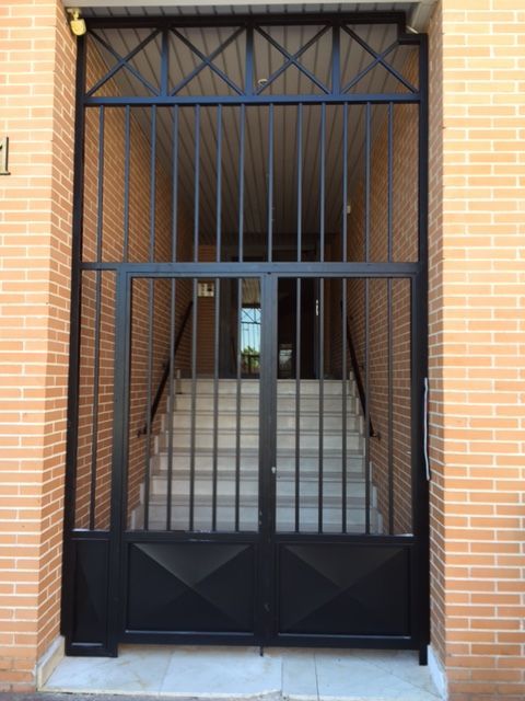 Cerramiento de metal para portal