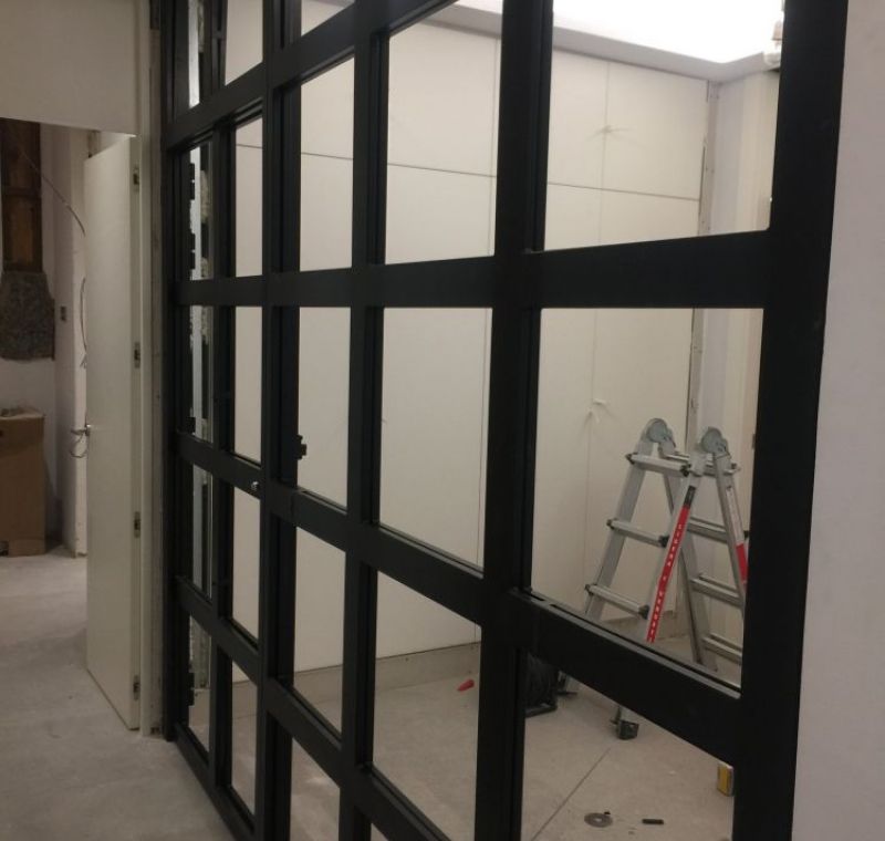Ventana de vidrio y metal