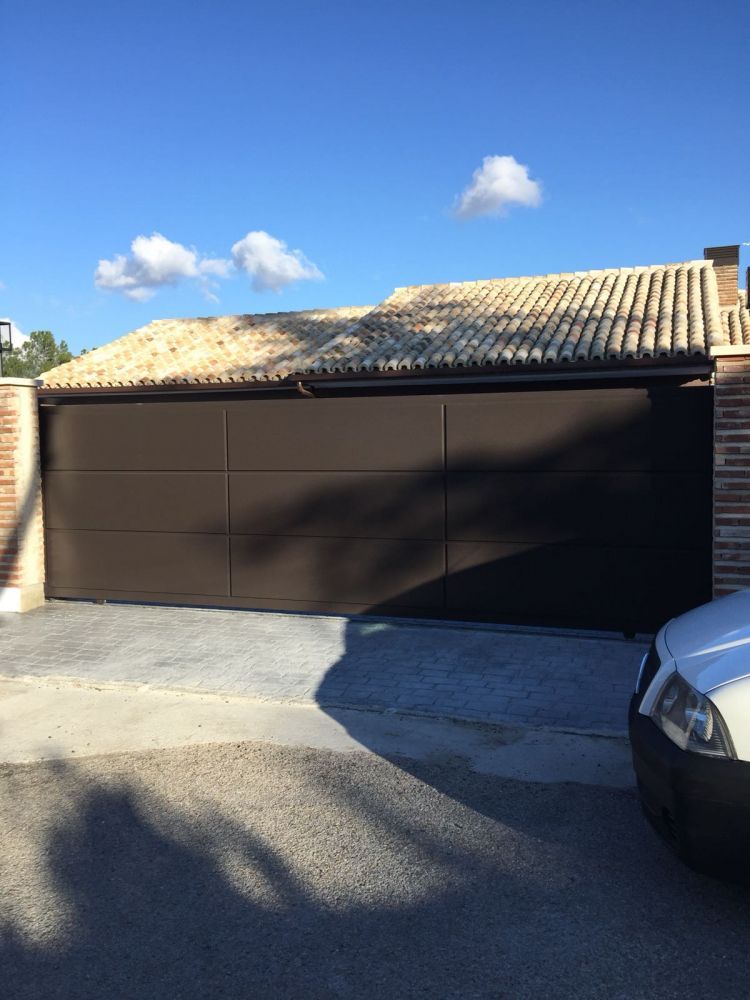 Puerta seccional de vivienda privada